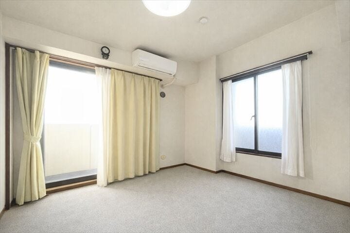 明るさを期待できる二面採光。
また通風も期待できるので、一年を通して過ごしやすい室内です。