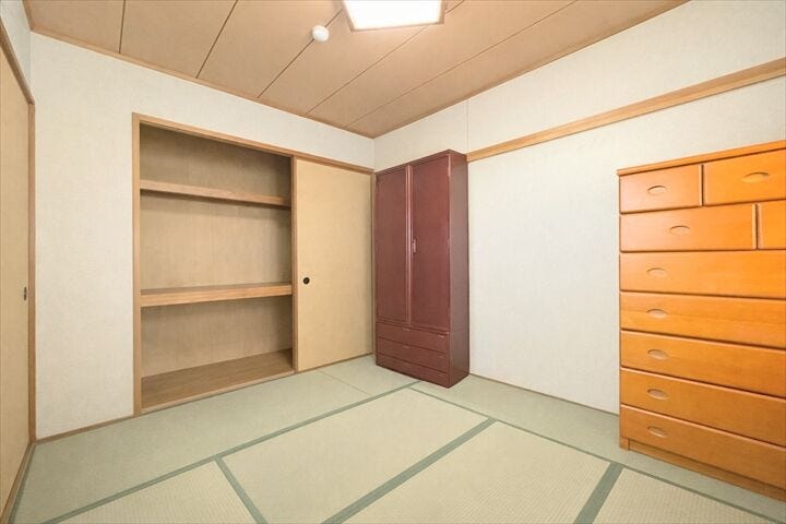 柔らかであたたかな感触の畳は
ほどよく湿気を吸ってくれるので、直接肌に触れても快適です。
お昼寝の場所にも最適です。