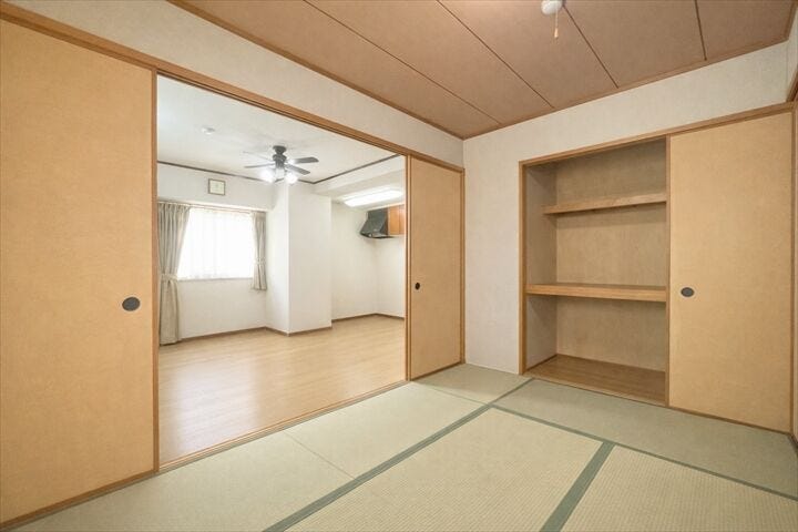 リビングとつながる畳敷きのお部屋は、
お客さまが遊びに来た時にも使えますし、
ちょっと疲れた時にお昼寝できるのもうれしいですね。