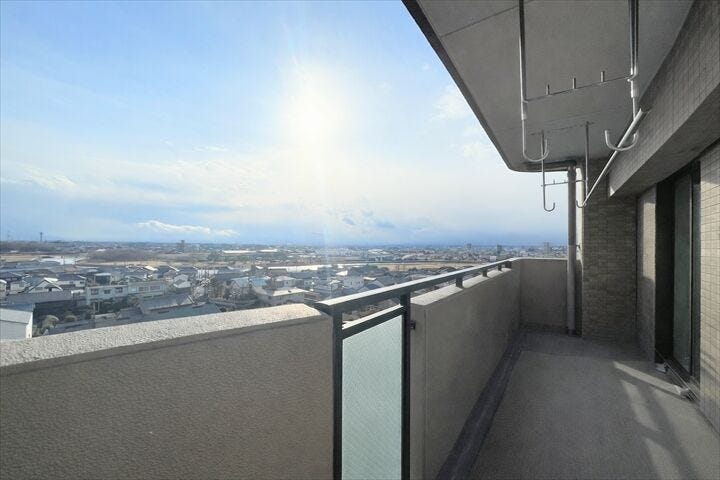 洗濯物を干すだけではなく、おしゃれに活用できれば生活がもっと豊かになります。
光もたっぷり差し込むため、部屋の奥まで自然光が明るく照らします。