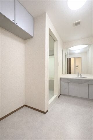 洗面台の鏡裏は収納スペースになっています。
隠す収納でスッキリ周辺を片付けることが出来ます。
小さめのドライヤーならすっぽり収まります。