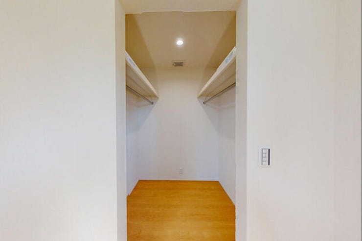 寝室とつながるウォークインクローゼットは、収納力があり高さのあるものやロングコートも収納可能です(*´▽`*)