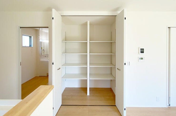 LDKには小物や書類も入れられる収納があり、リビングはすっきり♪おもちゃの収納などもいいですね!