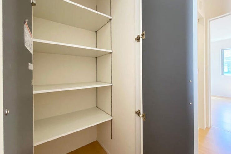 ホール収納は可動棚付きで、収納するものによって高さ変更可能♪