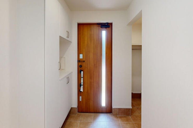 玄関は収納力があり、飾り棚付きで玄関からお好きな雰囲気に☆