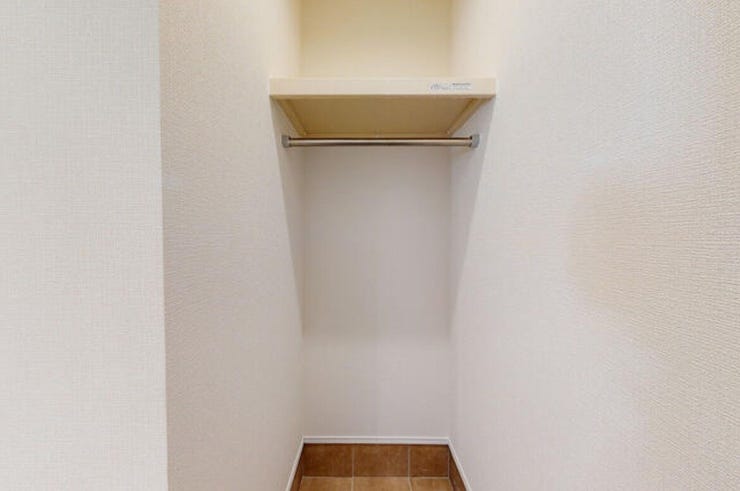 玄関のエントランスクロークには、アウターやレインコートなど靴のままかけれるコート掛けがありとっても便利!!