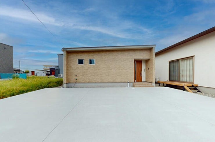 広々した駐車場で、来客の際も安心の3台駐車可能!