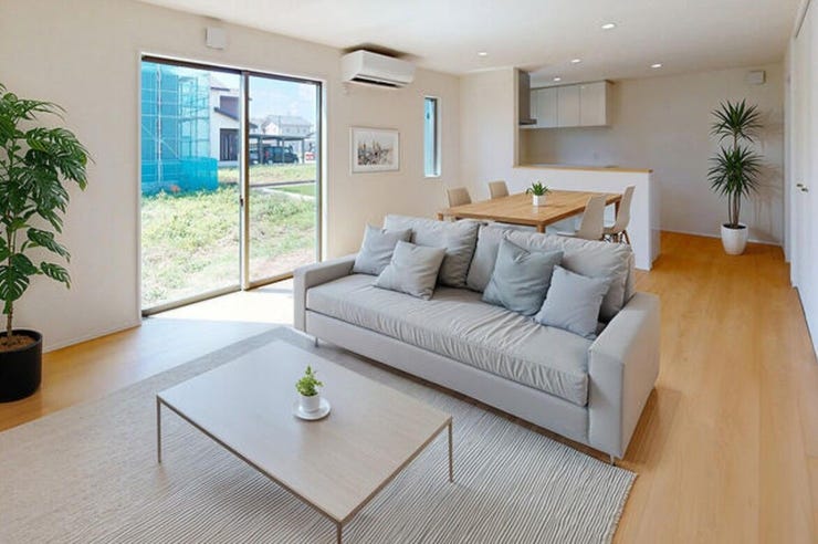 リビングは約16帖で、南側の大きな窓からの陽当たり◎
※家具・小物はCGによるイメージ