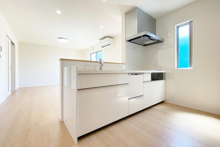 LIXILのシステムキッチンは、ホワイト基調で清潔感があり爽やか!
毎日のお料理が楽しくなります♪