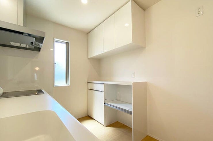 キッチン背面には吊戸棚付のカップボード!
収納力があり、家電の置くスペースもばっちり( ^)o(^ )