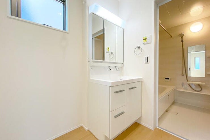 三面鏡付きのLIXILの洗面化粧台は、ミラーの後ろに収納がありいつでもすっきりとした洗面台をキープできます!