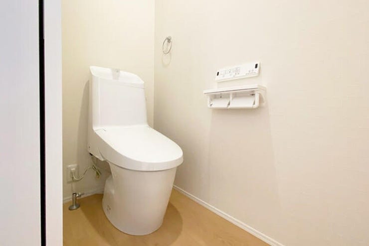 節水型トイレ!入口は引き戸で開閉らくらく♪