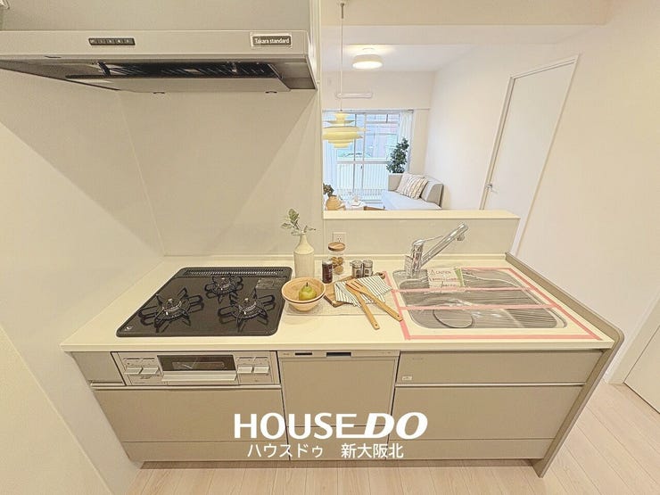 ■ご家族との会話が楽しめる対面式のシステムキッチン!
■料理をしながらテレビを見たり、お子さまの様子を見守ることもできますよ!
■毎日のお料理が楽しくなりそうですね!