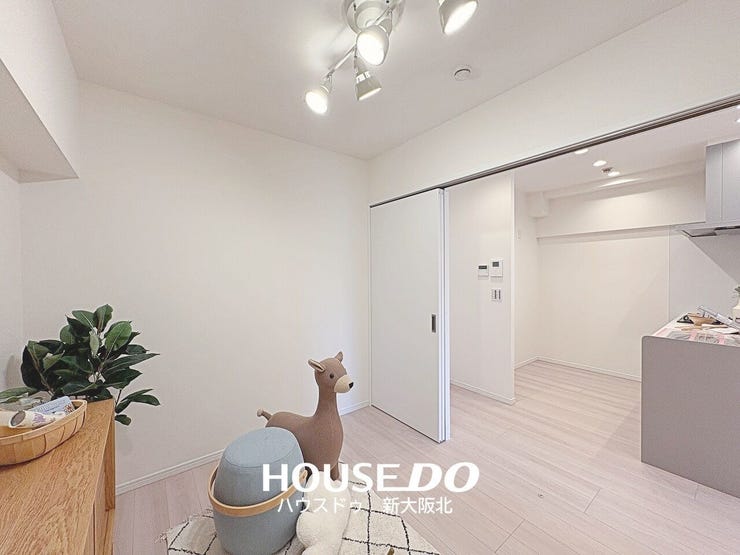 ■キッチン横の4.4帖洋室
■扉を開けるとキッチンスペースになっているので、子供部屋にすると家事をしながらお子様の様子を見守ることもできますよ♪もちろん家事をするスペースにも◎