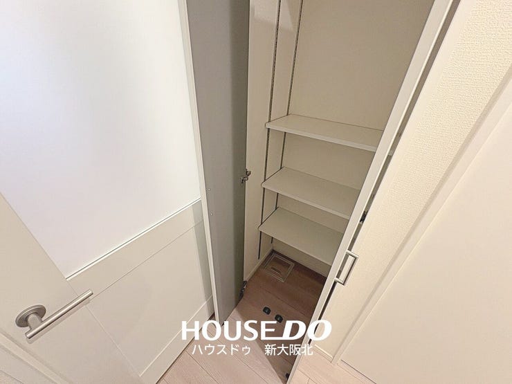 ■廊下にある扉付きの収納です!
■必ず通る場所にあるので毎日使う掃除道具などを収納するのに役立ちます◎