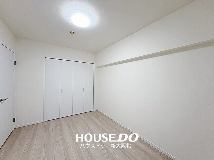 ■玄関横6帖洋室
■こちらのお部屋はリビングを通らずに入室できるため独立性が高く、プライベートを大切にするご家族にもオススメです!