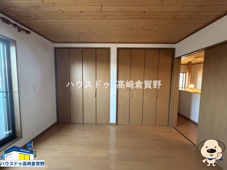 収納たっぷりの洋室で、荷物が多くてもすっきり片付きます。