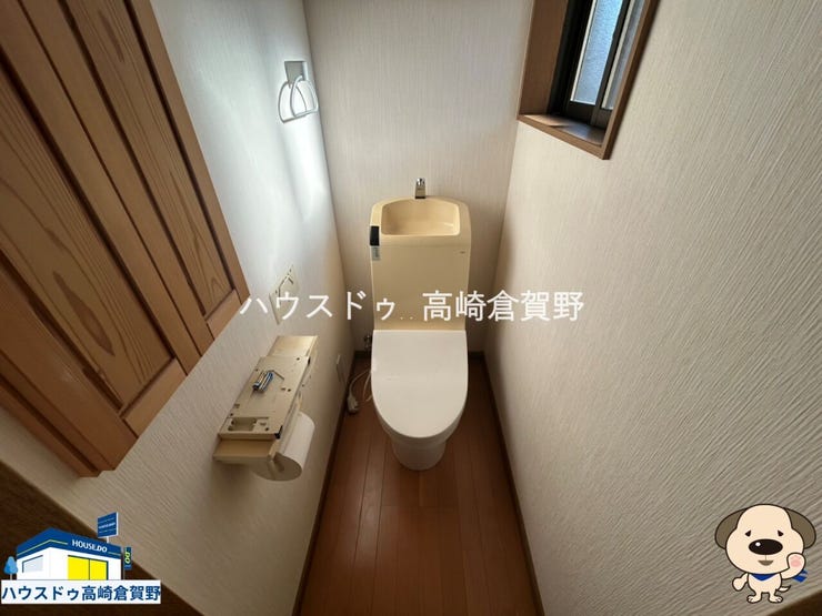 窓付きトイレで換気も良く、明るく快適に使える空間です。