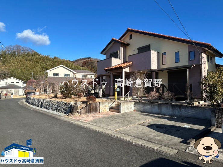 【外観】
自然に馴染む、やさしい雰囲気の外観。広々お庭と駐車スペース付きです。