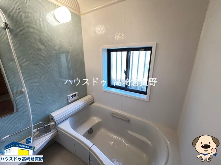 窓付き浴室で明るく換気も良く、快適にリラックスできます。