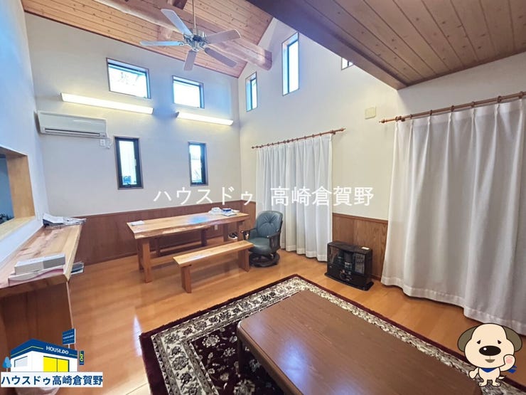 明るい陽射しが差し込む吹き抜けリビングが魅力。