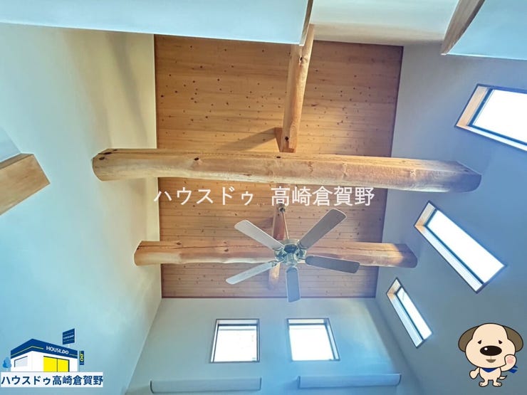 リビングの吹き抜けにはシーリングファンを設置。開放感と快適さを演出。