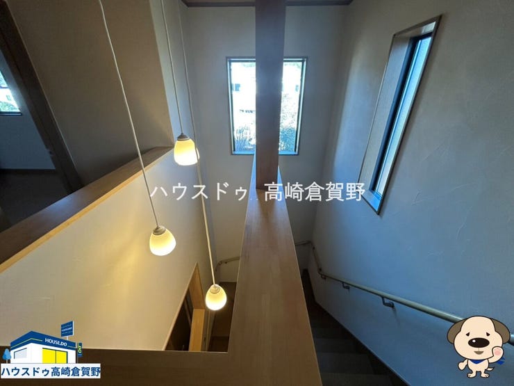 階段も吹き抜け設計で、家全体に光と開放感が広がる明るい住まい。