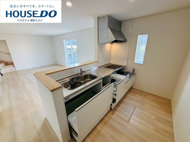 【今日のゴハンは何食べたい?】カウンターキッチンは家事をしながらでもリビングの様子が見えるので、お子様から目を離さず安心です。お料理をしながらリビングの家族と会話が弾みます。