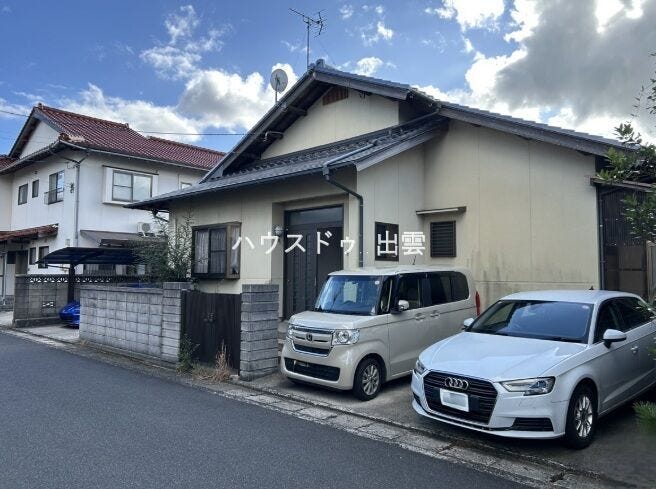 【外観】
車は3台駐車可能なおうちです。塀があるので家の中をのぞかれる心配もないので安心ですね。前面道路へも出やすそうですね。