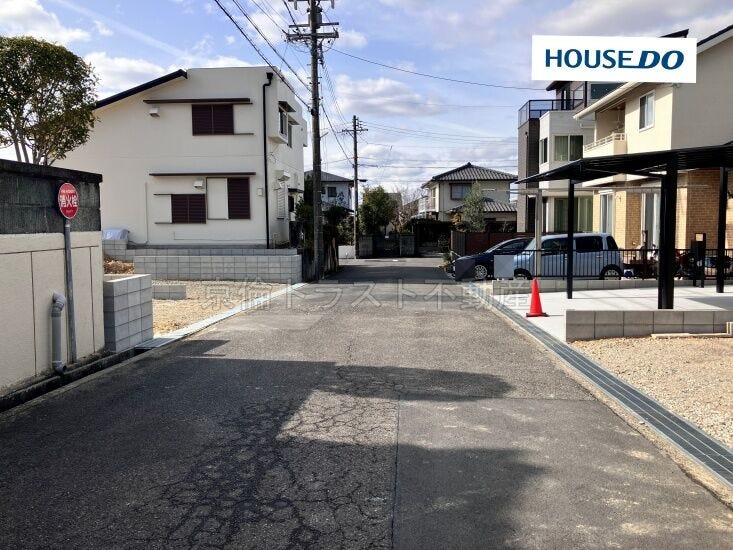周辺は低層の住宅が多く静かで落ち着いた住宅街です◎