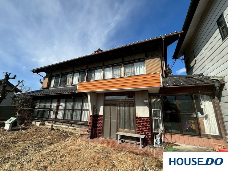 【外観】
瓦屋根の重厚感と、1階・2階ともに大きく取られた窓のバランスが美しく、昔ながらの日本の良い建築という安心感があります
(母屋)