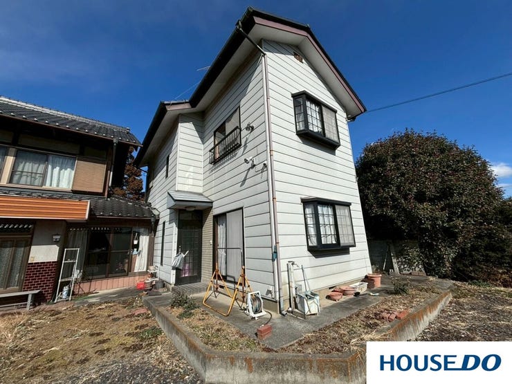 上下階に配置された黒枠の出窓が、白い外壁に映えてとてもスタイリッシュです!出窓はお部屋を広く見せてくれますし、インテリアを飾るスペースとしても最高ですよね
(増築)