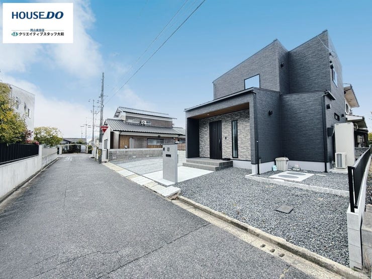 整然と住戸が立ち並ぶ開発分譲地内。