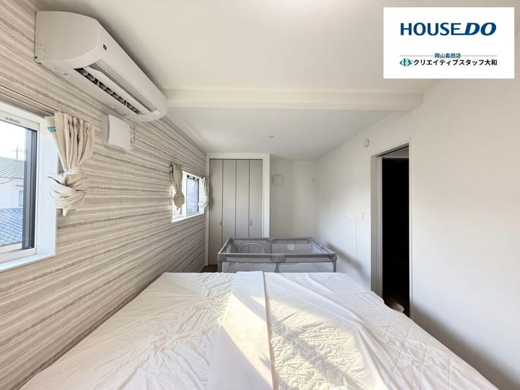 約10帖の2F洋室。追加工事で5帖/5帖の2室に仕切ることも可能。