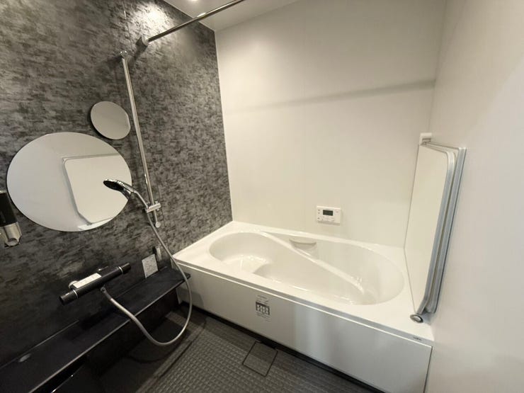 ゆったり一坪バスは、円形の鏡がアクセント。