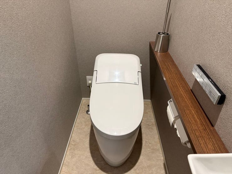 1Fトイレは手洗器独立のタンクレスタイプ。