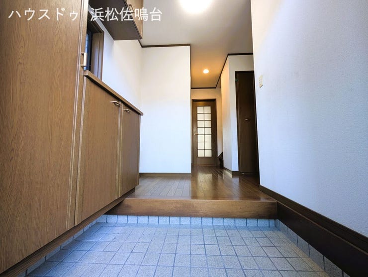 玄関から廊下を望む。大きなシューズボックスでたくさん収納いただけます。