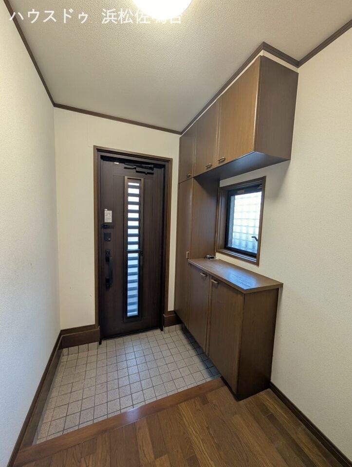 玄関別角度。北側玄関ですが2面採光で明るい空間です!