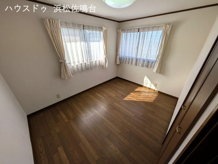 2階西洋室全景。南と西の2面採光♪