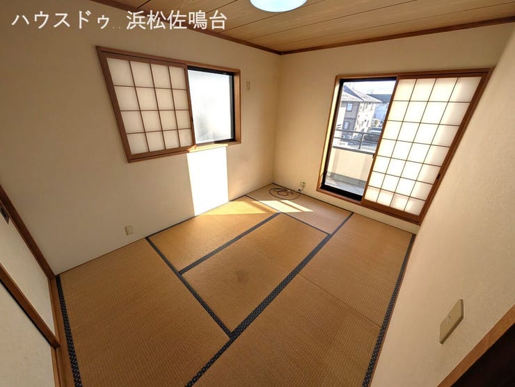 2階東和室全景。東と南の2面窓!雨戸付で風の強い日も安心して過ごせます。