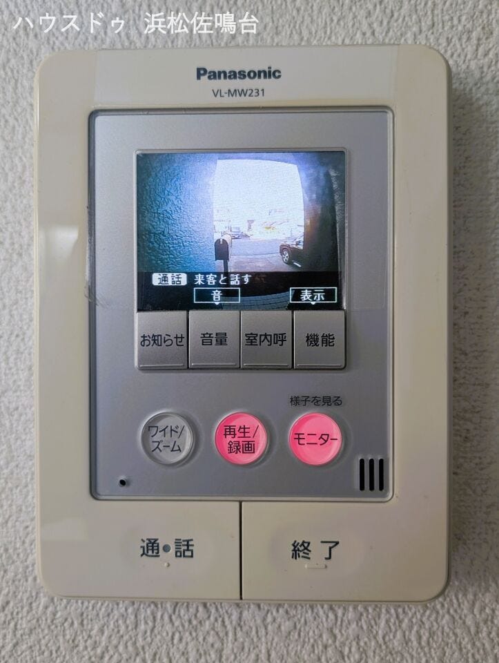 カラーモニタ付インターホン。来客者の顔を確認できる防犯設備です。