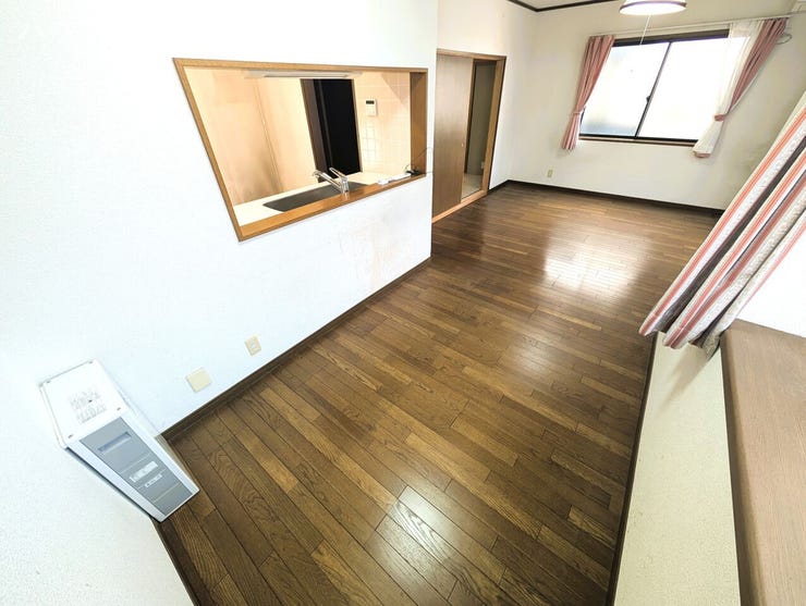 ダイニング全景。対面式キッチンでご家族の会話も弾みますね。