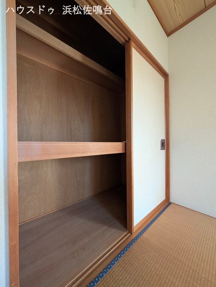 2階和室押入。収納量たっぷりございます。