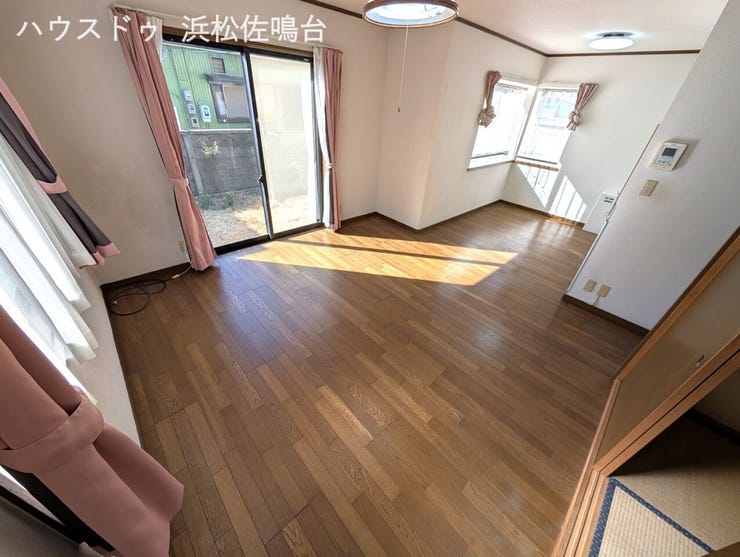 陽当り良好のリビング!南庭にも出られます(^-^)