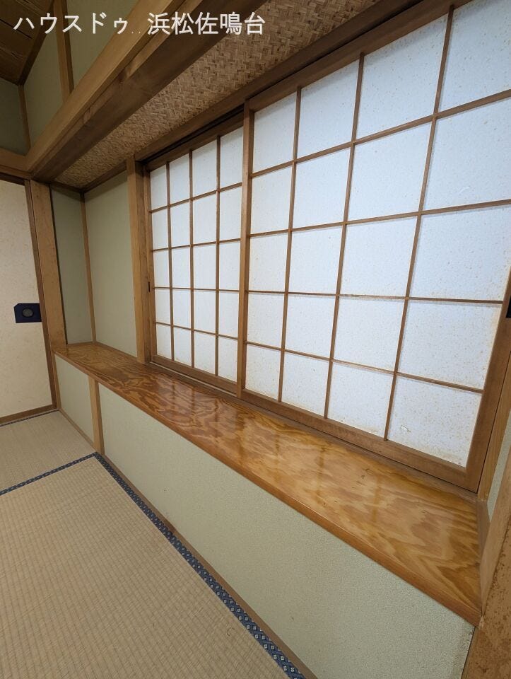 1階和室東側出窓は障子と雨戸付。