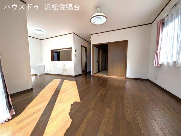 リビング別角度です。和室の襖を開放して22帖の広い空間にすることもできますね。