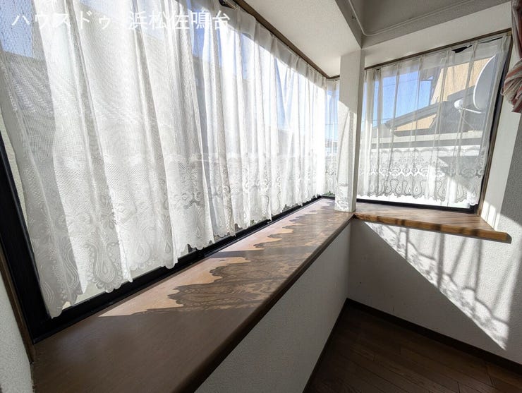 ダイニングに大きな出窓がございます!明るい空間♪