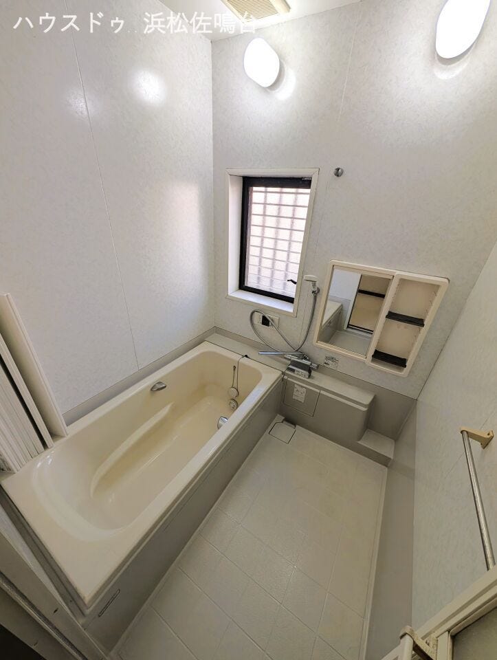 追焚・湯張機能付浴室。窓は格子付きで安心できますね(^-^)