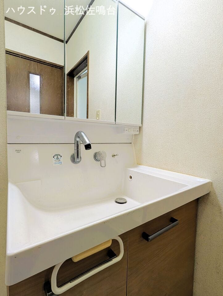 三面鏡にもなるワイドミラーのシャワー付き洗面化粧台♪♪