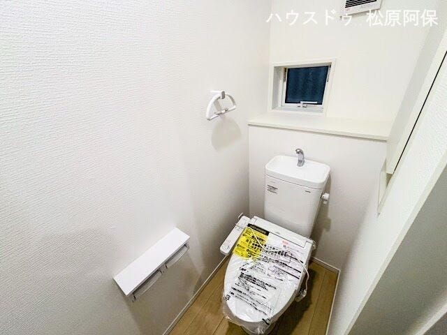 清潔感のあるシンプルな内装のトイレ。快適にご使用いただける温水洗浄便座付きです。